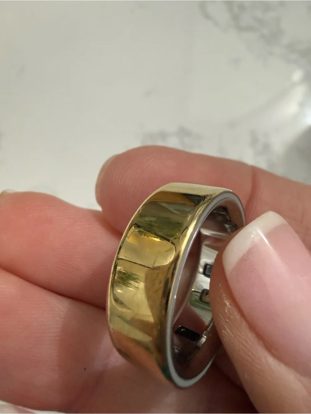 Oura 4 gold smart ring and portable charger